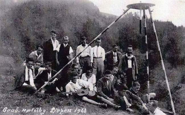 Geodätische Übungen 1928, stehend ganz rechts: AH Prof. Franz Aubell (Vorstand der Instituts für Markscheidewesen)