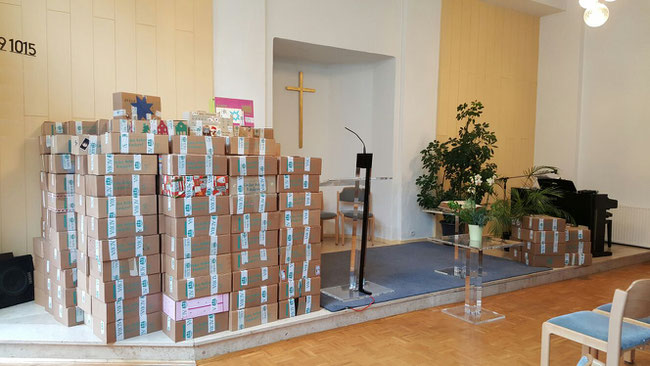 ADRA Paketaktion Kinder helfen Kindern viele Pakete Adventgemeinde Celle Kirche gemeinnützige Aktion Weisenkinder Weisenhaus Albanien