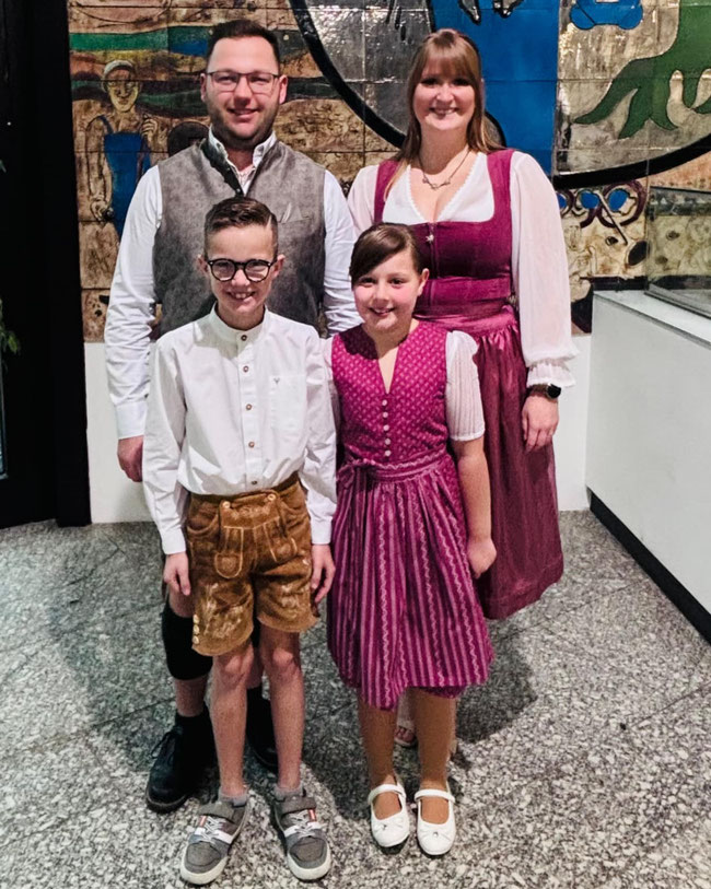 Unser Kinderprinzenpaar Emilia I. und Mex I., sowie unser Prinzenpaar Carina I. und Michael II.