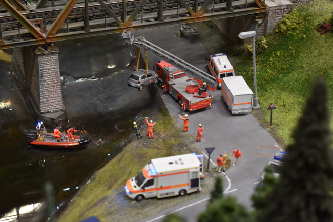 Taucher der DLRG unterstützen die Feuerwehr bei der Bergung eines PKWs 