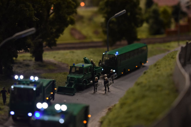 Wasserwerfer und ZuMiLa im Einsatz bei einer Demonstration