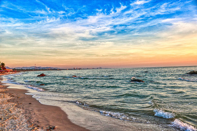 Also during the rainy season Thailand is easy to travel. There are warm temperatures, a pleasant climate and rain showers do not last forever. It all depends on the holiday destination in Thailand.