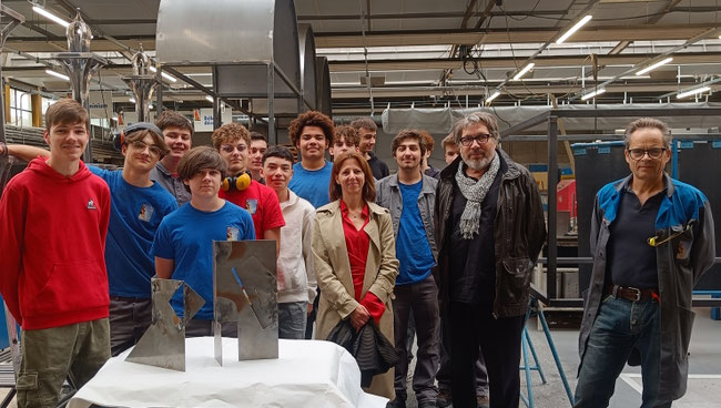 Les élèves de 1TCI avec leur professeur Eric Matrone, la proviseure Caroline Villard et l'architecte Jean-Yves Barrier.