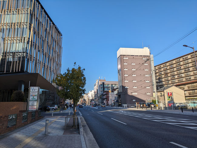 JR奈良駅東口周辺の旧国道24号線（左側はDMG森精機の第二本社）（人物の削除加工のため実際と異なる部分があります。）
