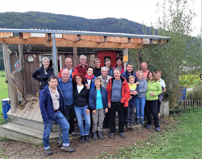 Die Wanderer bei der Vesperpause am Waldkindergarten