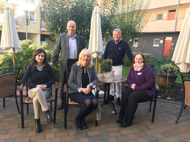 von links nach rechts: Ilayda Gülden (FDP Schwerte, Wahlkreismitarbeiterin von Susanne Schneider), Günther Thurau (stellv. Vorsitzender FDP Schwerte), Susanne Schneider MdL, Jörg Becker (Einrichtungsleiter Seniorenresidenz), Jessica Hoffmann (Pflegedienst
