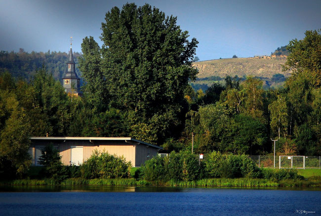 Bürgerhaus am See, sowie im Hintergrund die Pfarrkirche St. Johannes der Täufer und ein Teil der Abraumhalde des ehemaligen Steinkohlebergwerk Sophia Jacoba