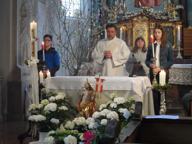 Uli Hümmer beim Zelebrieren des Mundartgottesdienstes