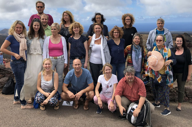 Wir beziehen die Insel in die Ausbildung ein. Hier ist die Gruppe auf einem Kraftplatz. 