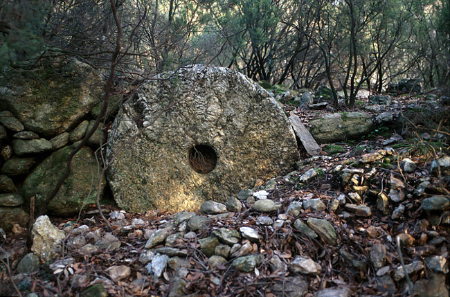 Meule et sa gangue (2003), bordant le chemin du moulin disparu, le Verdier (Rive gauche)