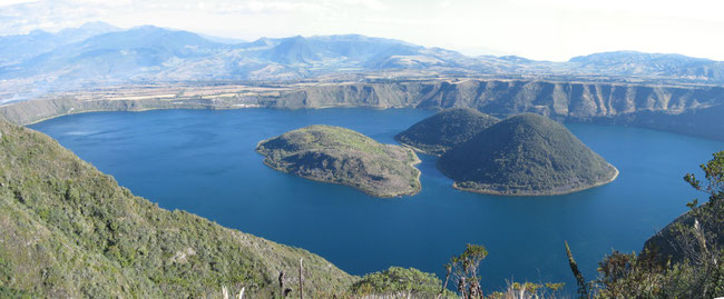 ©Gunkel. Cuicocha, Ecuador, Caldera mit 4 kleineren Vulkankegeln