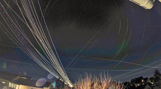 Lichtspuren von Flugzeugen über Griesheim (Langzeitbelichtung)