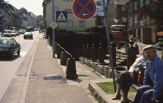 Seniora und Senior, in sich ruhend an den Brunnen der Mümling-Quelle
