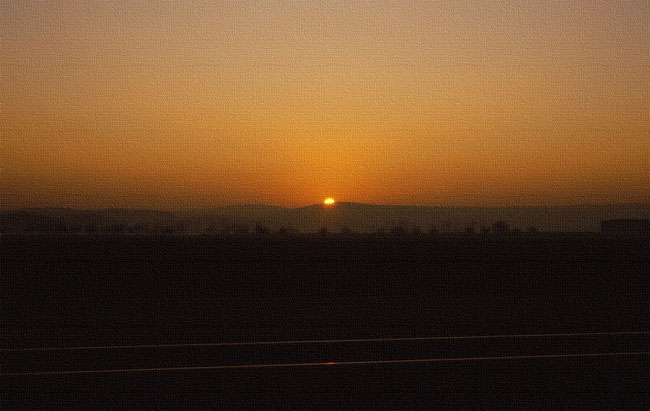 herbstlicher Sonnenuntergang lässt Eisenbahnschienen glitzern
