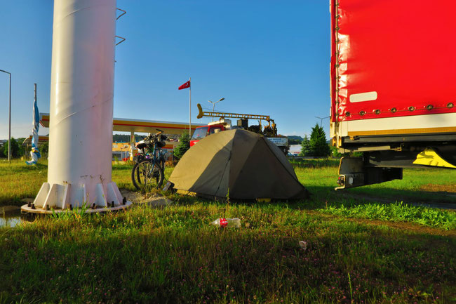 Zwischen Tankstelle und Lkw