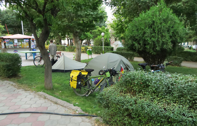 Morgens wirkt der Park wieder friedlich