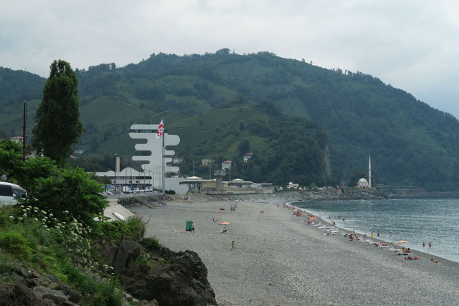 Strand mit Blick auf die Grenze