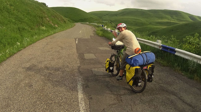 Atemberaubende Graßlandschaft über den Sevan-Pass