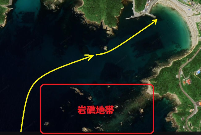 筆島は左右どちらを通過しても大丈夫です。
