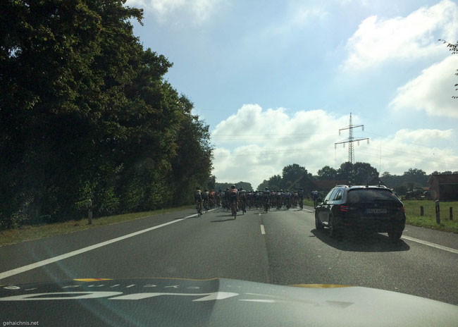 Auf dem Weg an den Begleitfahrzeugen vorbei nach vorne zum Fahrerfeld