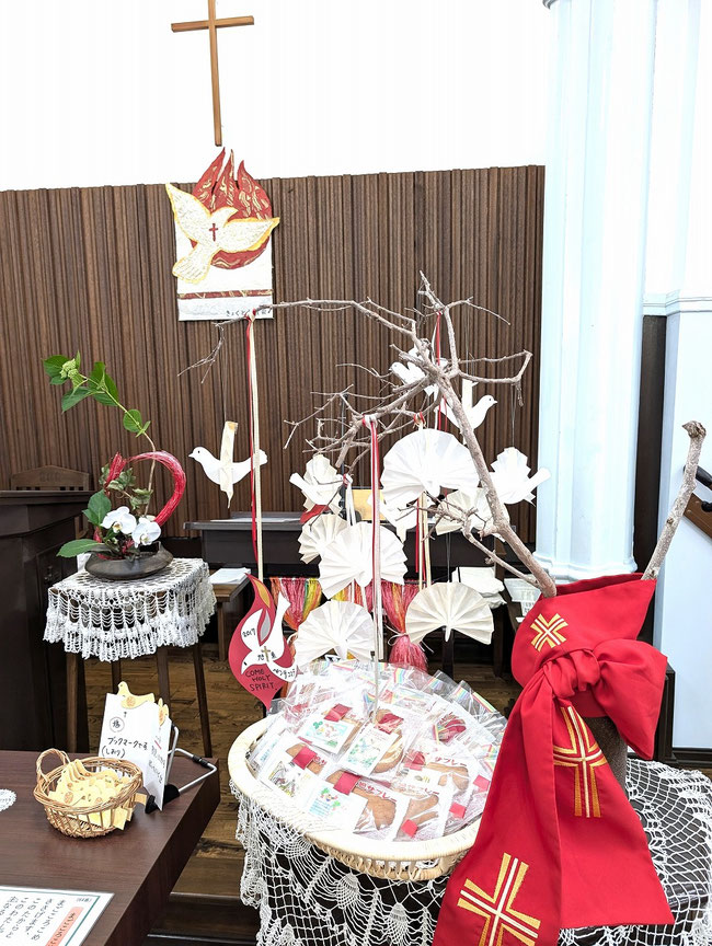 2026年5月24日（日）ペンテコステ・聖霊降臨祭（日）の講壇付近です。聖霊の恵みにあふれています！