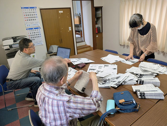2026年6月27日（土）土曜日の午後2時過ぎ、教会報『緑の牧場 60号』発行作業に取り組んでくださるお三方です。立派は会報だと心底思います。ありがとうございました！