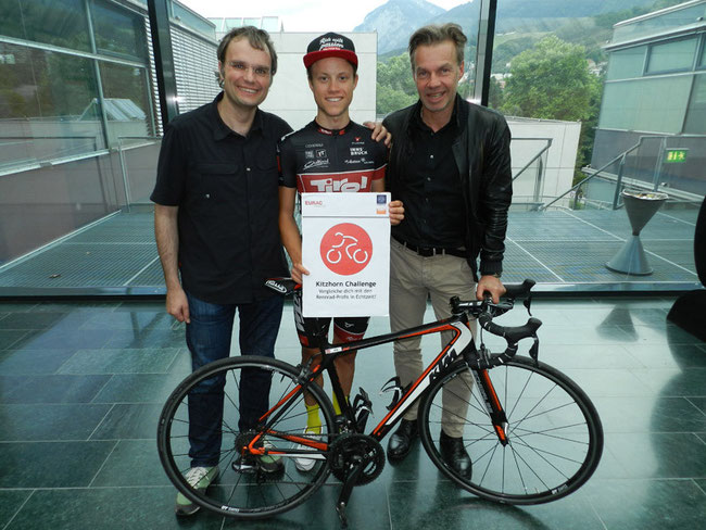 Kooperieren für grenzenlosen Sport (v.l.n.r.): Josef Bernhart (Forscher an der EURAC-Bozen/Südtirol) mit Benjamin Brkic (Tirol Cycling Team) und Thomas Pupp (Team-Manager und Landesrat a.D. für Tirol) • Foto: Ulrich Huber/IVM-Innsbruck)