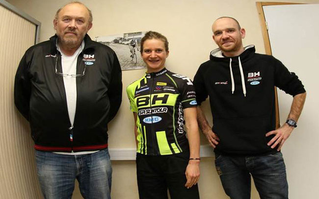 Adelheid Morath mit Teamchef Michel Hutsebaut und dem Teammanager Pierre Lebreton © BH Bikes Europe