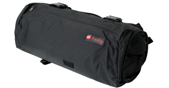 Gerollt misst der Wingman rund 56 x 22 x 25 cm, die offene Kleidertasche kommt auf rund 55 x 100 cm, der Gym Bag auf 50 x20 cm. Das Volumen des Wingman beläuft sich auf zirka 15 Liter, er wiegt knapp 1700 Gramm. 