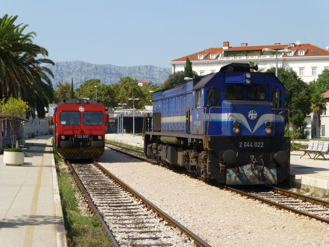 2014.08.12. Der Bahnhof in Split mit einer nachmittäglichen "Verkehsspitze" mit 7 122 007 i 2 044 022