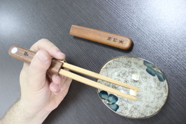 Foreigner using chopstick without problem, no need learning