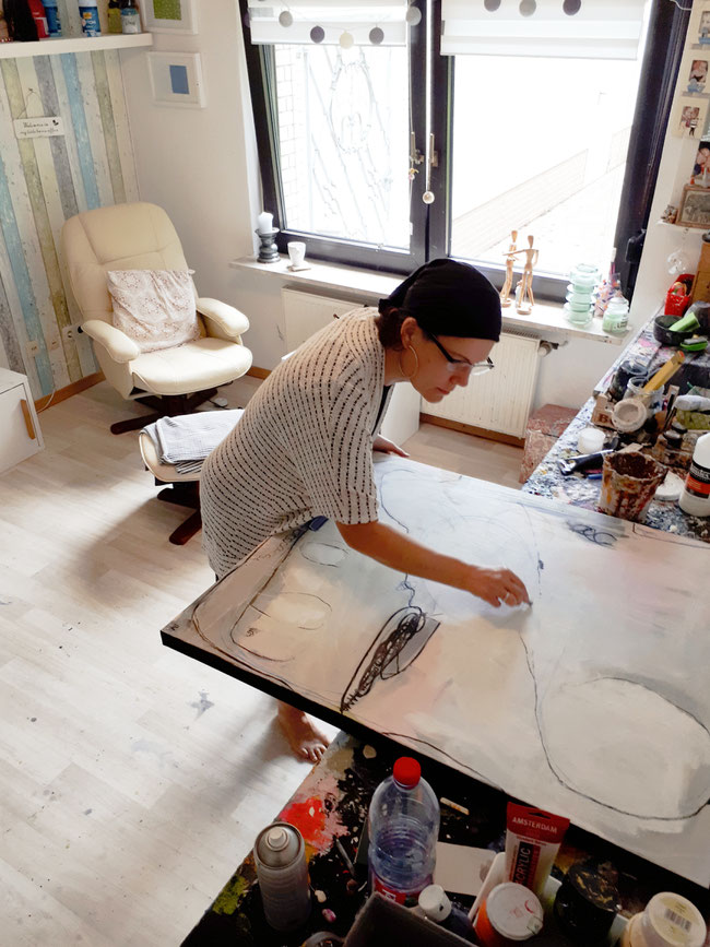 Abstraktes Gemälde weiss, beige rosa - Künstlerin im Atelier