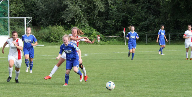 Im Duell mit dem Oberliga-Absteiger TSV Neckarau setzte sich der TSV Amicitia mit 3:2 durch.    Alle Bilder: Peter Kuhn