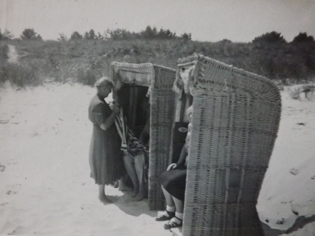 zwei Strandkörbe nahe der Düne, altes Foto