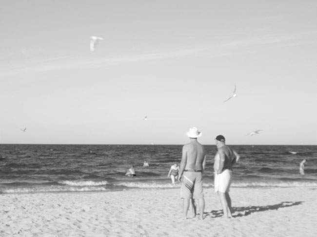 zwei Männer am Strand, neues Foto