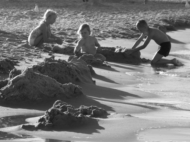 Kinder bauen Sandburgen, neues Foto