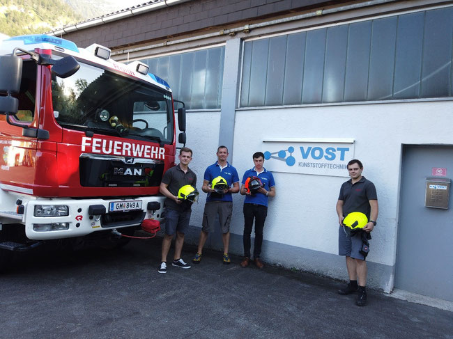 Das Projektteam bei der Übergabe der Halterungen von links nach rechts:  Lukas Traxl (FF Roith), Helmut Vogtenhuber (VOST), Martin Straßer (VOST) und Andreas Leibetseder (FF Roith)