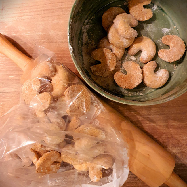 Vanillekipferl in einem Gefrierbeutel zu Brösel zerkleinern. So können diese für Palatschinken und in Teigen anstelle von Mehl oder Brösel verwendet werden.