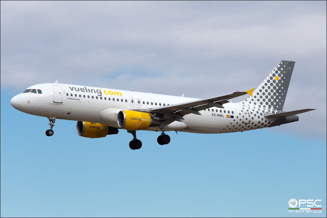 EC-MBL A320-214 3833 Vueling Airlines @ Barcelona 04.2023 © Piti Spotter Club Verona