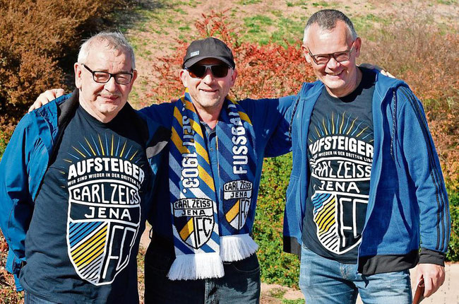 Fremdgänger: Die Handballer Bernd Nezold, Knut Kallenbach und Gerd Simon (v.l.) in Jena-Kluft. Foto: Reißmüller   