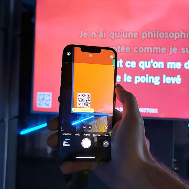 invitez les chanteurs à se connecter depuis leur smartphone en scannant un QR code,