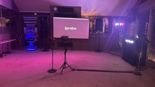 Nous mettons à disposition tout l'équipement requis pour l'animation de karaoké : vidéoprojecteur, écran géant, microphones, table de mixage et système de sonorisation