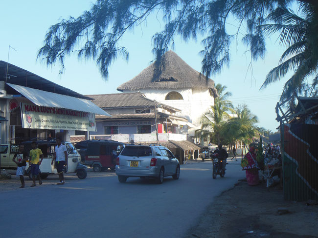 Minimarket de Mama Lucy, aquí gire a la izquierda en la carretera asfaltada, Watamu Beach Way / Watamu Village Road