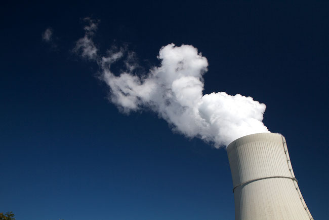 Dampfschwaden über dem Kühlturm des Kraftwerks Schwarze Pumpe