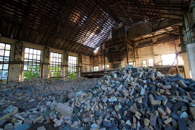 Zerstörter Schmelzofen der alten Glasfabrik von Haidemühl