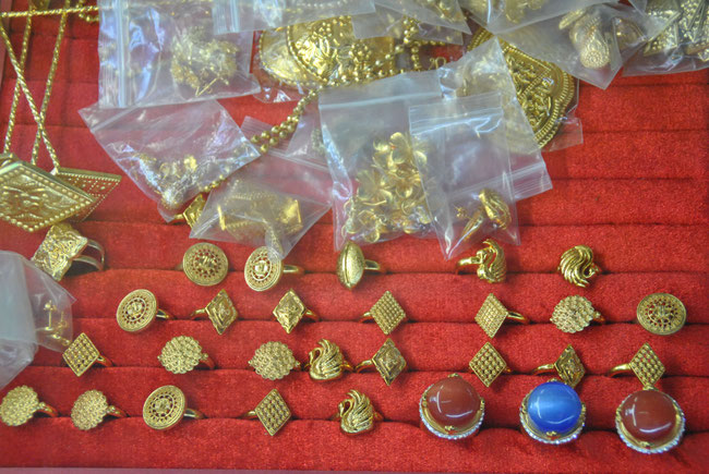 Aus ALT mach NEU: Der fertige Schmuck wird am Goldmarkt verkauft.