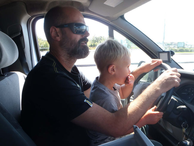 Autofahren mit Kind, Lenkrad, Papa und Sohn, Nawi, GPS