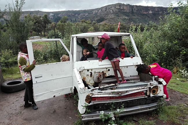 Roma, Lesotho, Afrika, Jugendzentrum, Afrikaner, Kinder, Spielen, Auto, Entwicklungszusammenarbeit