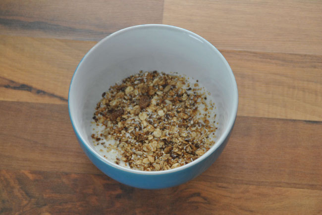 Knuspermüsli, Granola, Crunchy Müsli, Haferflocken, Sonnenblumenkerne, gepoppter Amaranth, Leinsamen, Sesam, Rosinen, Kokosraspeln, Kokosöl, Honig