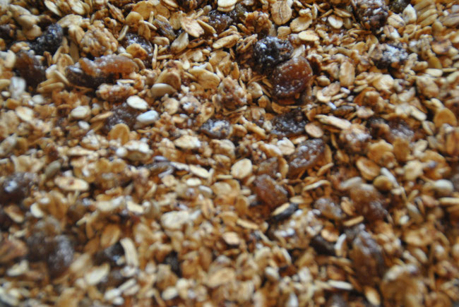 Knuspermüsli, Granola, Crunchy Müsli, Haferflocken, Sonnenblumenkerne, gepoppter Amaranth, Leinsamen, Sesam, Rosinen, Kokosraspeln, Kokosöl, Honig